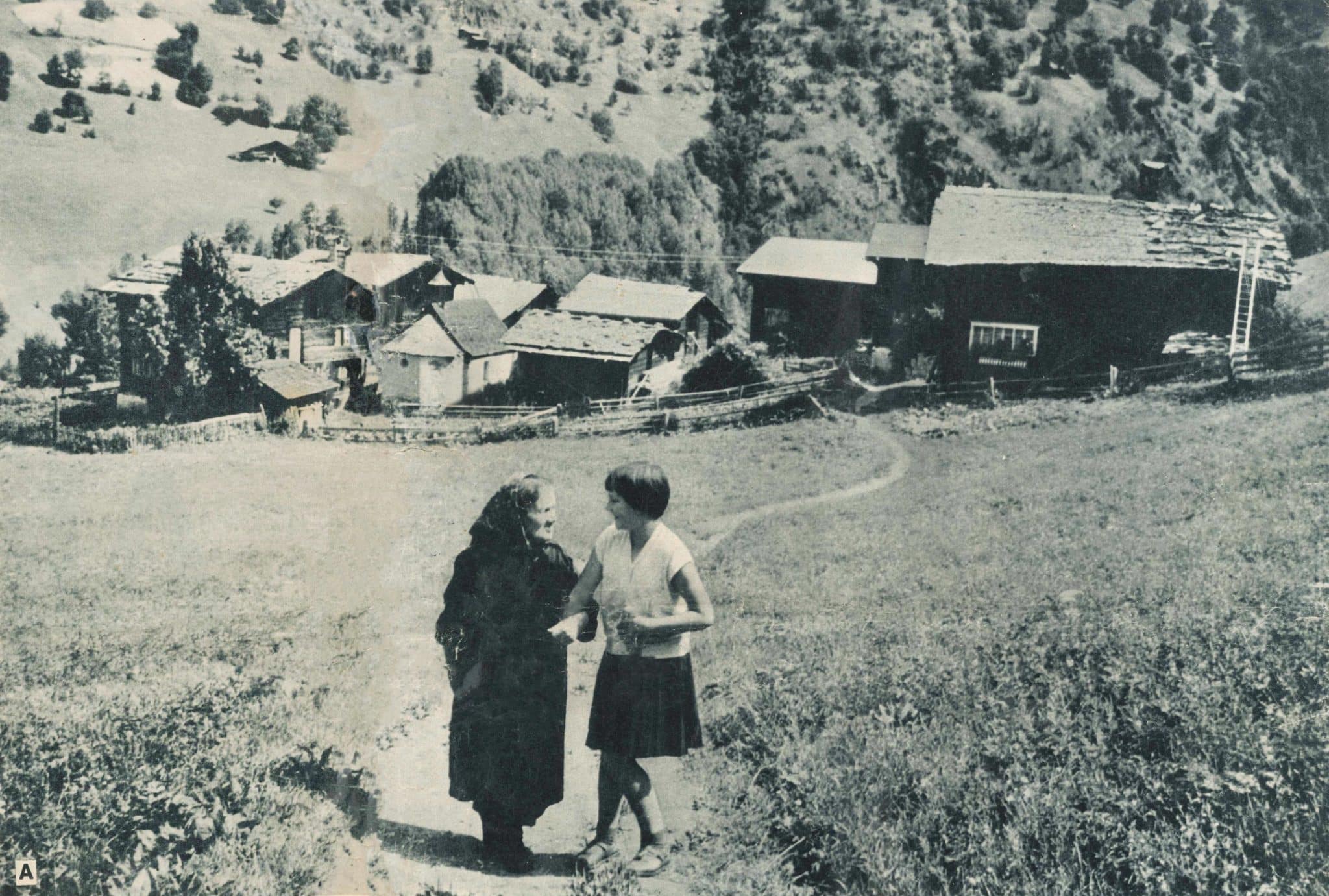 Historische Aufnahme des Weilers Hockmatta mit zwei Frauen auf dem Weg